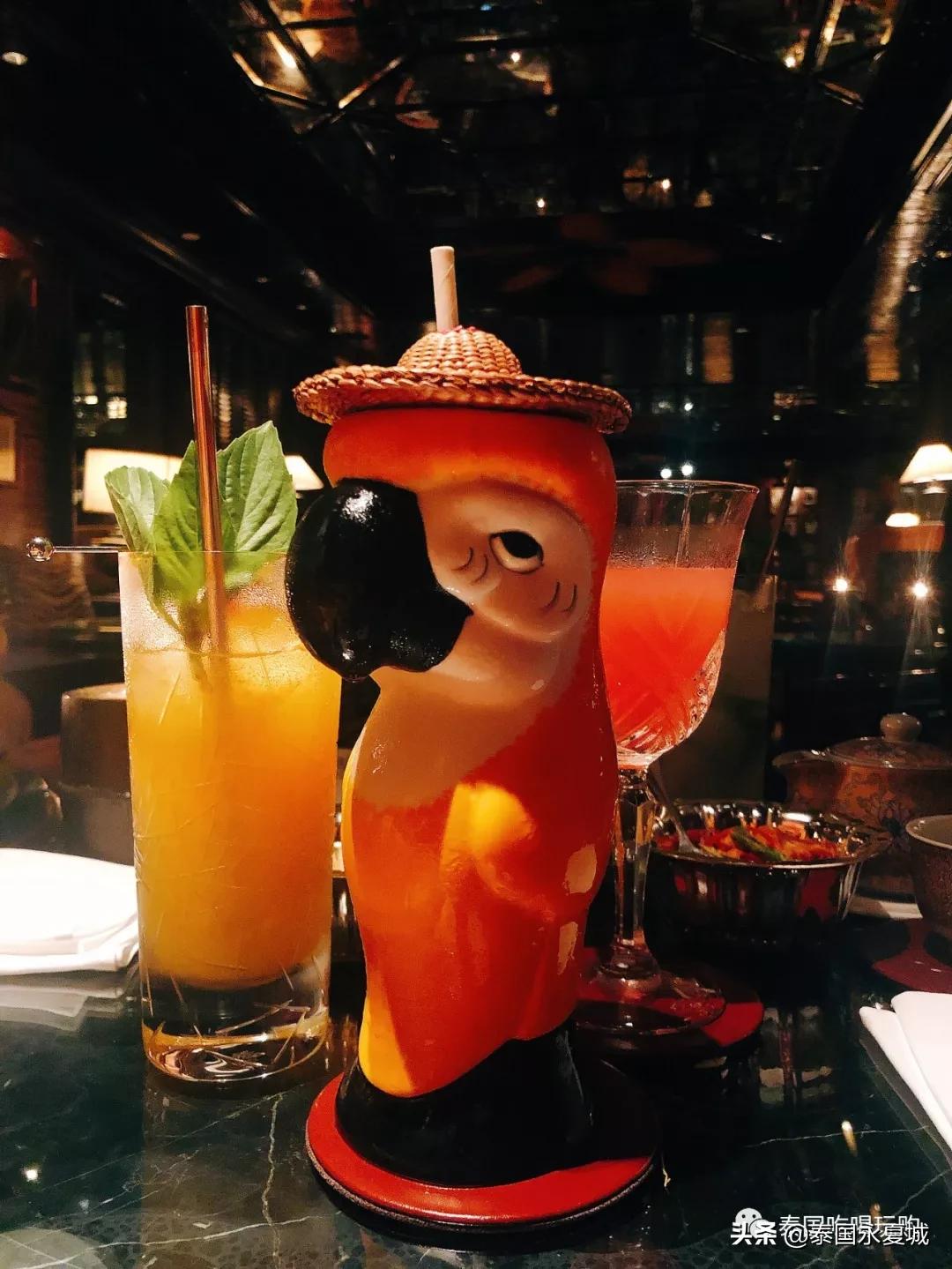 不愧是曼谷排名第一的酒吧!就连在门口排队等候都觉得幸福爆表