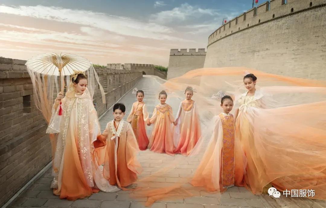 行业首发,JS蒋硕·肩上云×《中国服饰》杂志2021北京时装周上演汉服童装专场发布