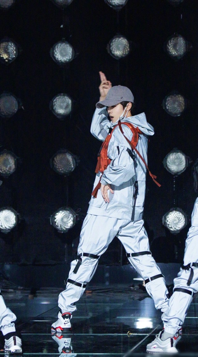 鹿晗最新广告大片曝光，粉色服装混血感满满，内娱颜值天花板