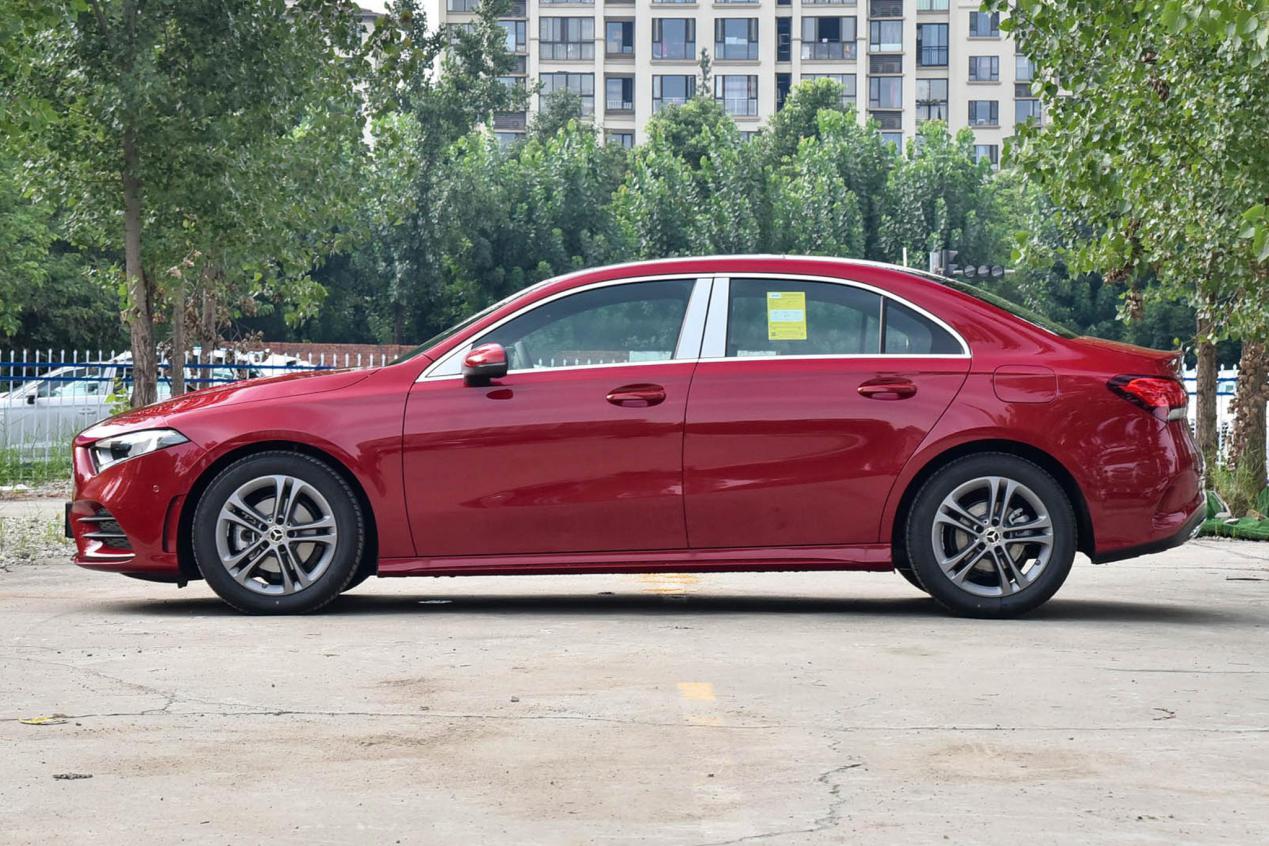 奔驰a级车评,奔驰a级空间大小测试