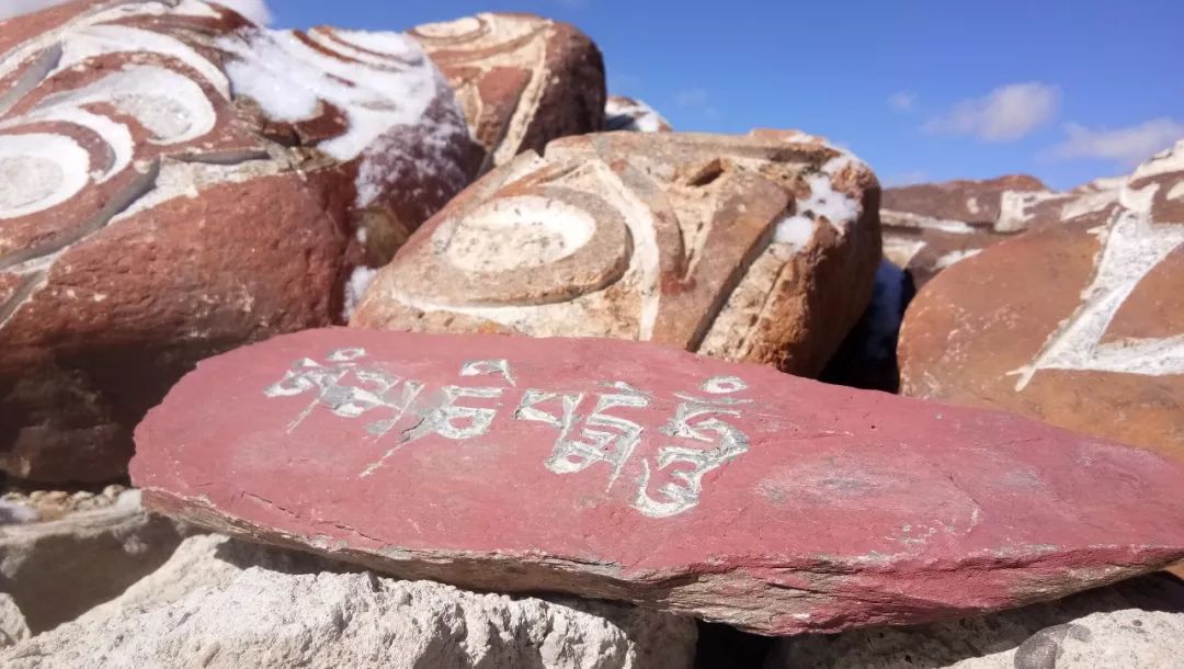 玛尼石凝固在石头上的信仰,玛尼石藏文