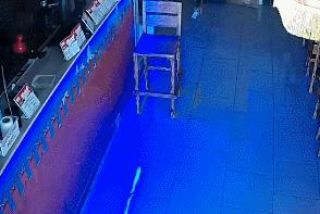 小卖部老板养了一只招财猫,店老板养的猫咪