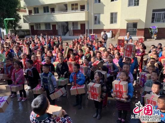 成都信息工程大学银杏酒店管理学院再走山区，续写暖足情