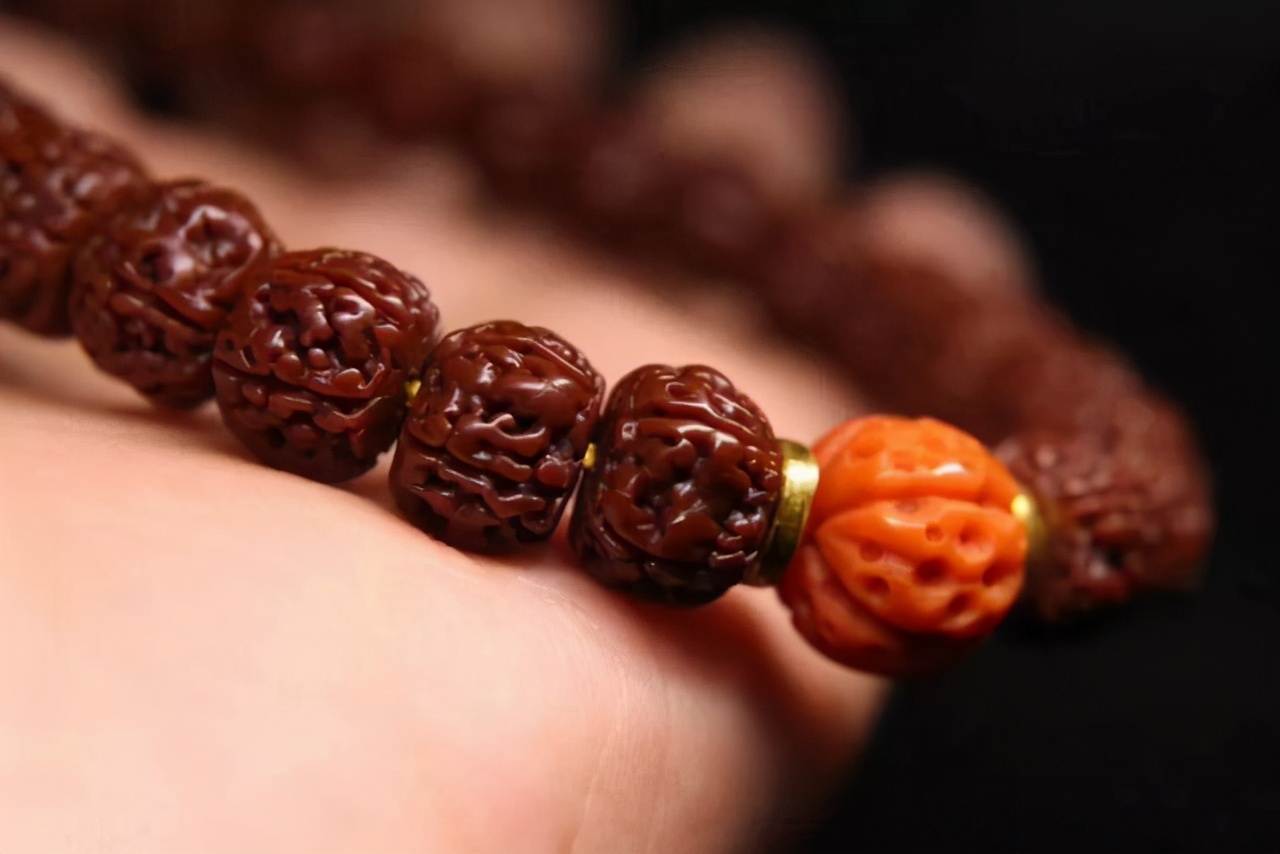 上油的文玩后期盘玩图片,文玩油颜色有黄有白