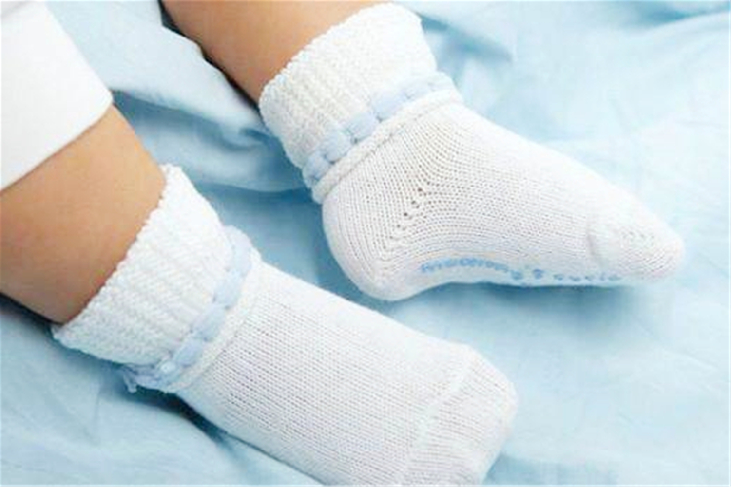 小孩怎么脱袜子脱鞋,小朋友爱脱袜子怎么把脚扎破的