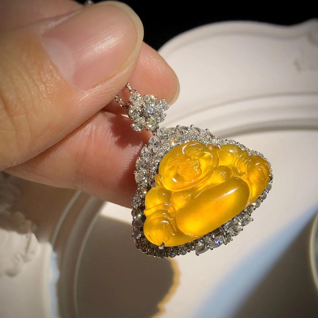 翡翠给人的感觉就像一抹清泉,天然翡翠与众不同美出高级感