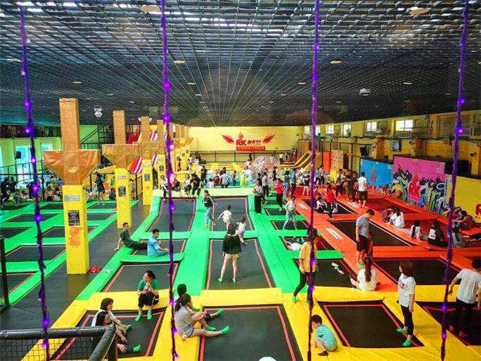 蹦床运动馆团购,阜阳人人汇运动蹦床馆