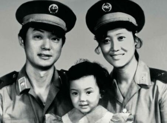 王丽云青涩旧照,车晓王丽云母女军装照