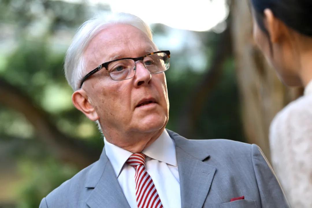 *智英黎**身负重罪仍获释，凭什么？