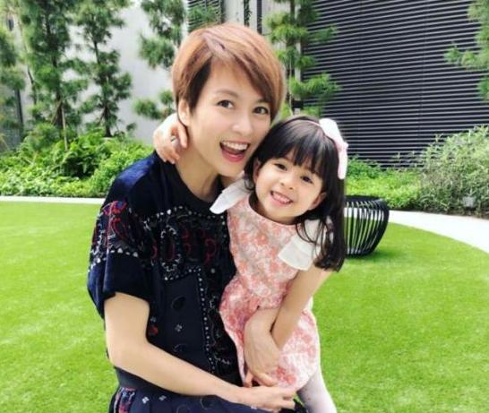 她35岁嫁外籍男友，今混血女儿罕见爆照，超高颜值过分漂亮