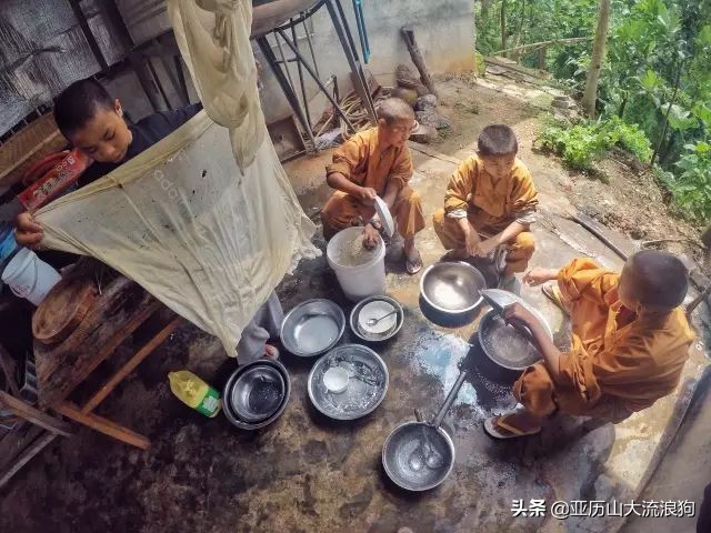 中缅边境的佛寺,旅途中遇到藏区僧人