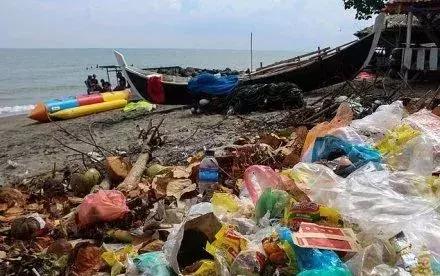 化妆品里竟然含有塑料？