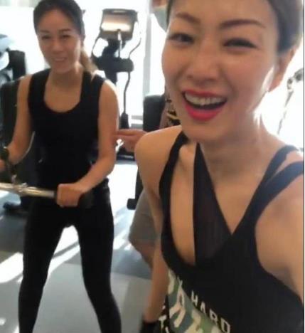 许志安马国明曾是好兄弟，踢足球友谊赛帮他拍MV，歌词剧情神预言