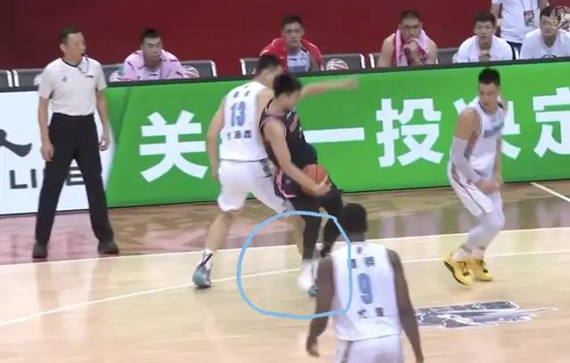 北京专场解说员双标行为惹争议,球迷直言太恶心