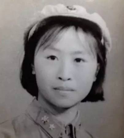 3岁丧父46岁开始演戏，缝完12针，绑腹带坚持拍戏，住40平米蜗居