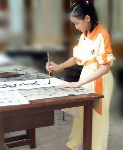 毛笔书法握笔姿势教学视频,毛笔的握笔姿势视频免费观看