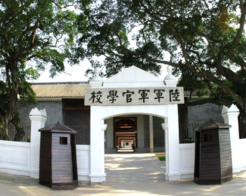 王耀武特赦出狱，周恩来帮他找到家人，女儿却递给他一纸离婚协议