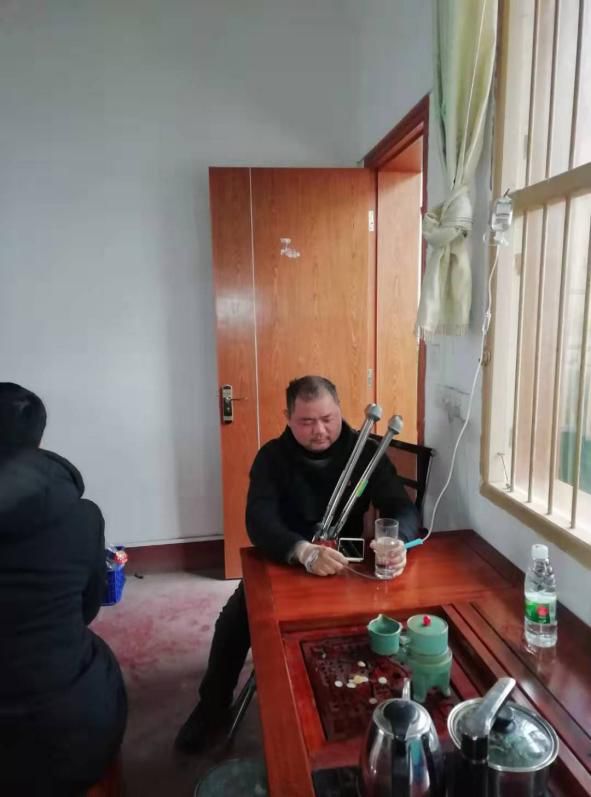 轻伤不下火线民警,轻伤不下火线战士