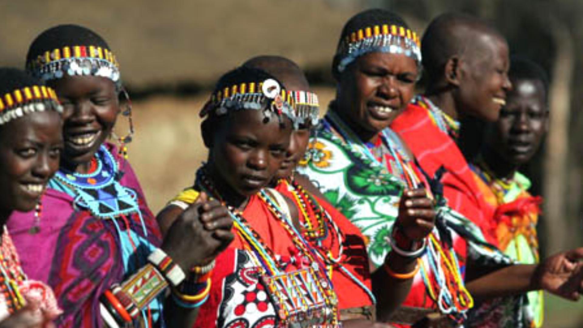 非洲女人拒绝割礼，自己用牛粪盖房建立女人村，拒绝男人进入