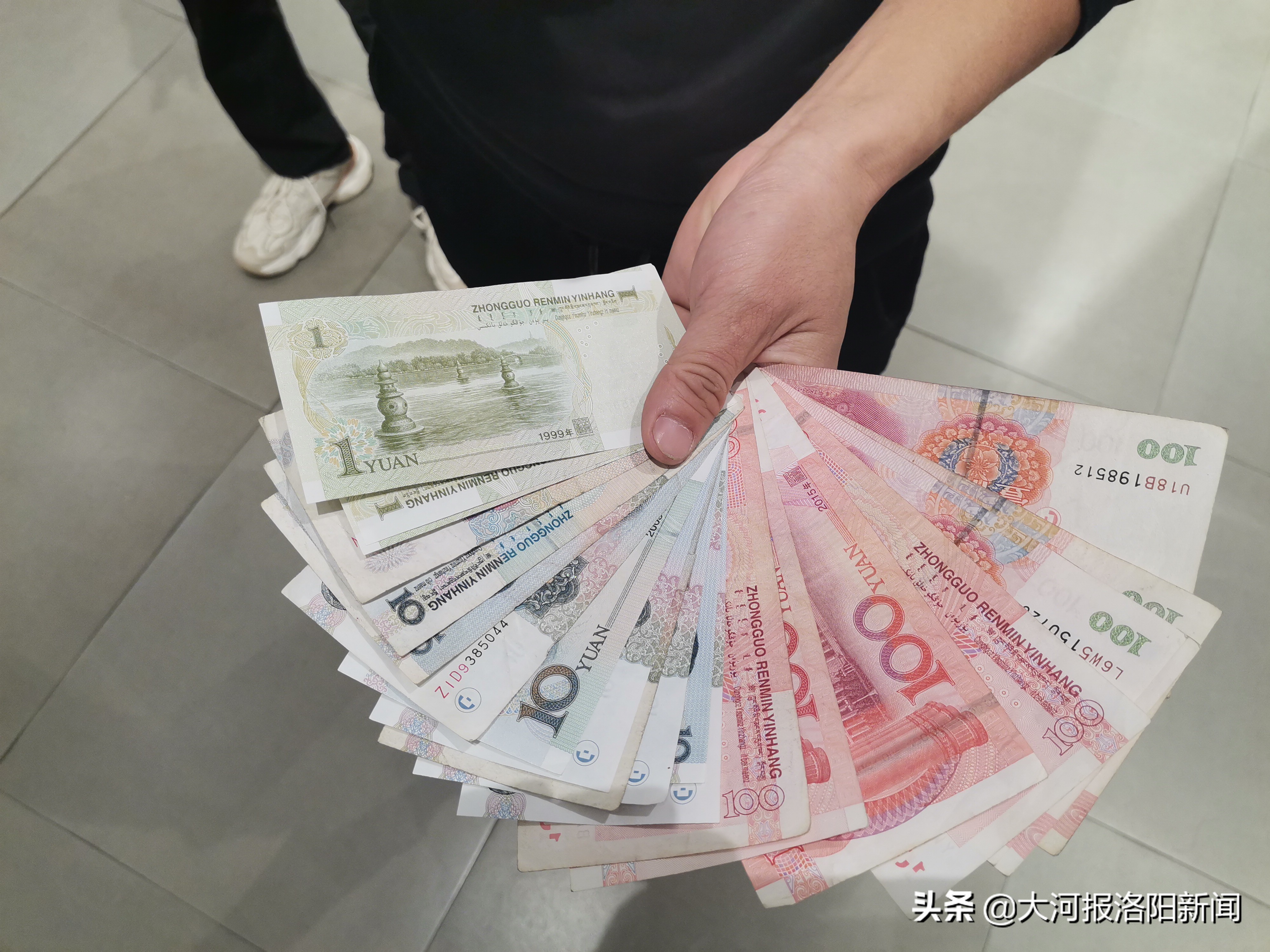 阿迪男士鞋500块钱左右,阿迪达斯男款鞋一千块