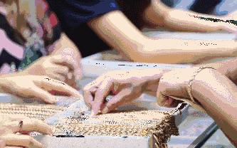 这位卖大金链潮籍大妈是继老干妈之后，又一个征服美国的女人