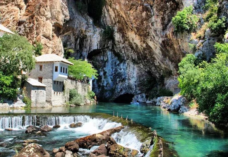 白本护照出境法国旅游免签吗,白本护照旅游去哪个国家比较好