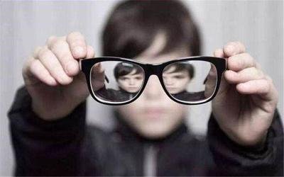 宝宝总爱玩手机，小小年纪散光+远视？家长必须要引起重视了