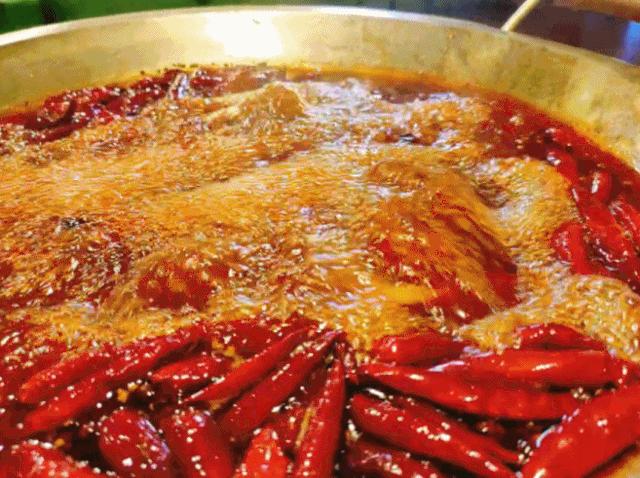 长春最强演艺阵容竟藏在这家火锅店里，火锅涮串自由切换，太嗨了