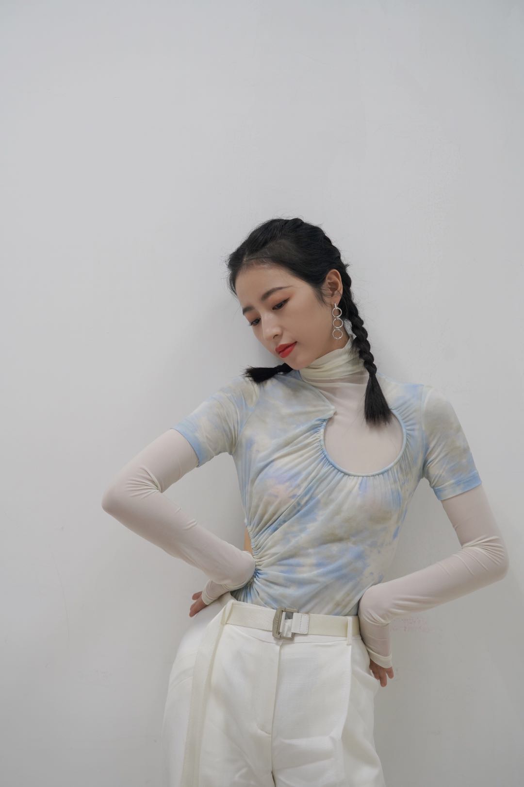 最近流行两个小辫子发型,周雨彤辫子发型叫什么发型