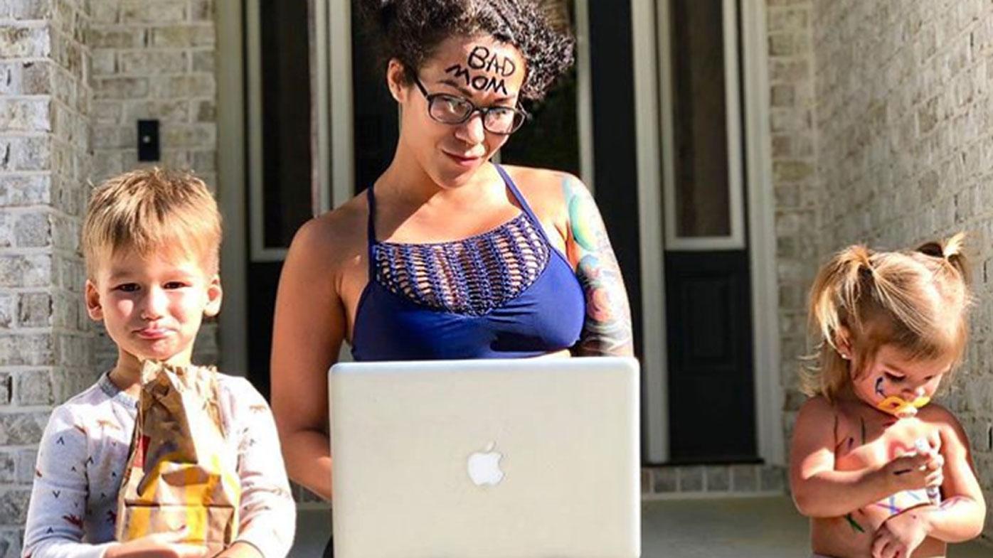 美国“坏妈妈”纹身穿刺有腹肌，漂亮回应网友评论