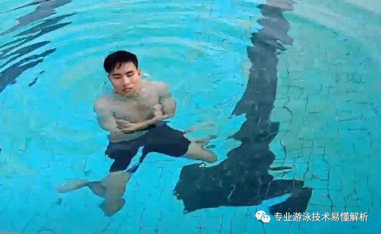 打蛋踩水与蛙式踩水区别,如何在水里长时间踩水