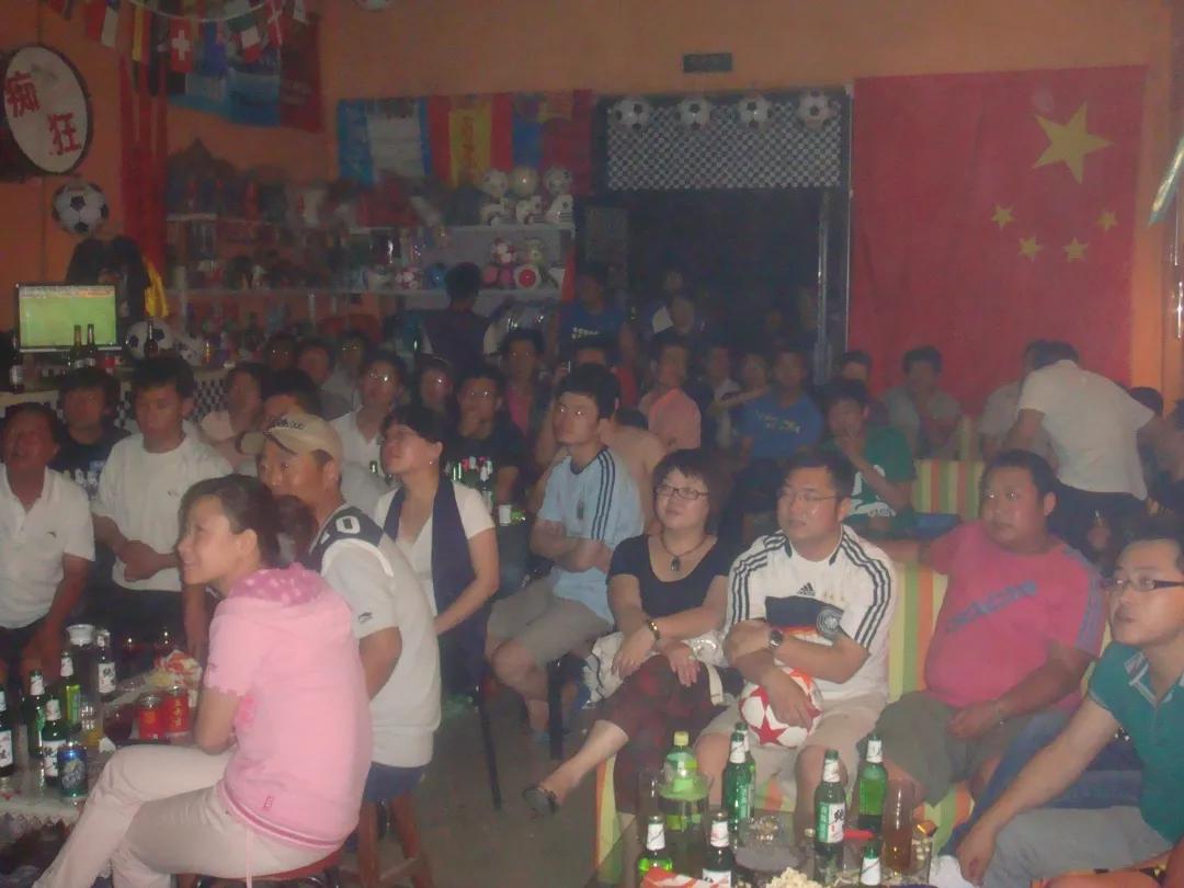你想不到的倒闭方式！球迷酒吧硬生生被喝垮，老板：低估了酒量