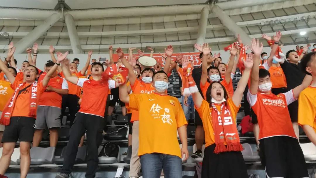 埃弗拉梅开二度含泪伤退武汉卓尔,gif埃弗拉补射破门卓尔领先永昌