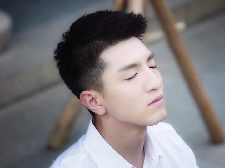 金瀚后台穿军装唱歌,金瀚rap披荆斩棘