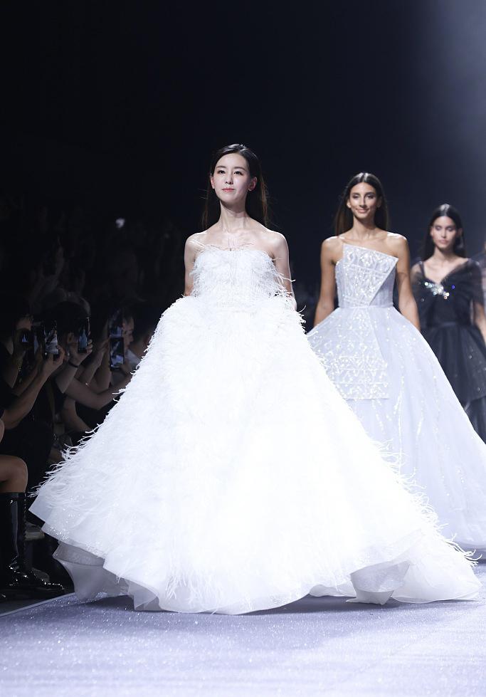 陈都灵最新礼服,陈都灵最新身着深蓝色礼服