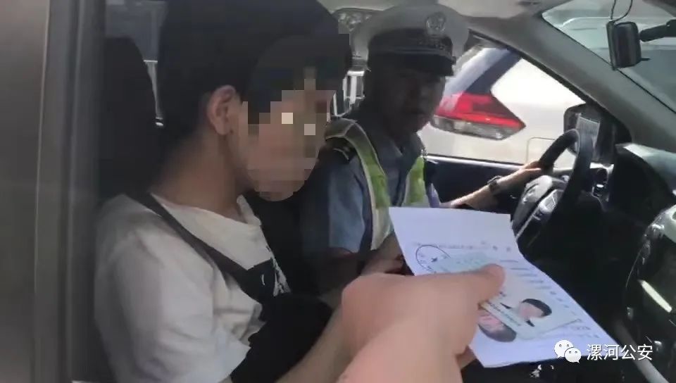 警方护航高考第一天,漯河警察护航高考