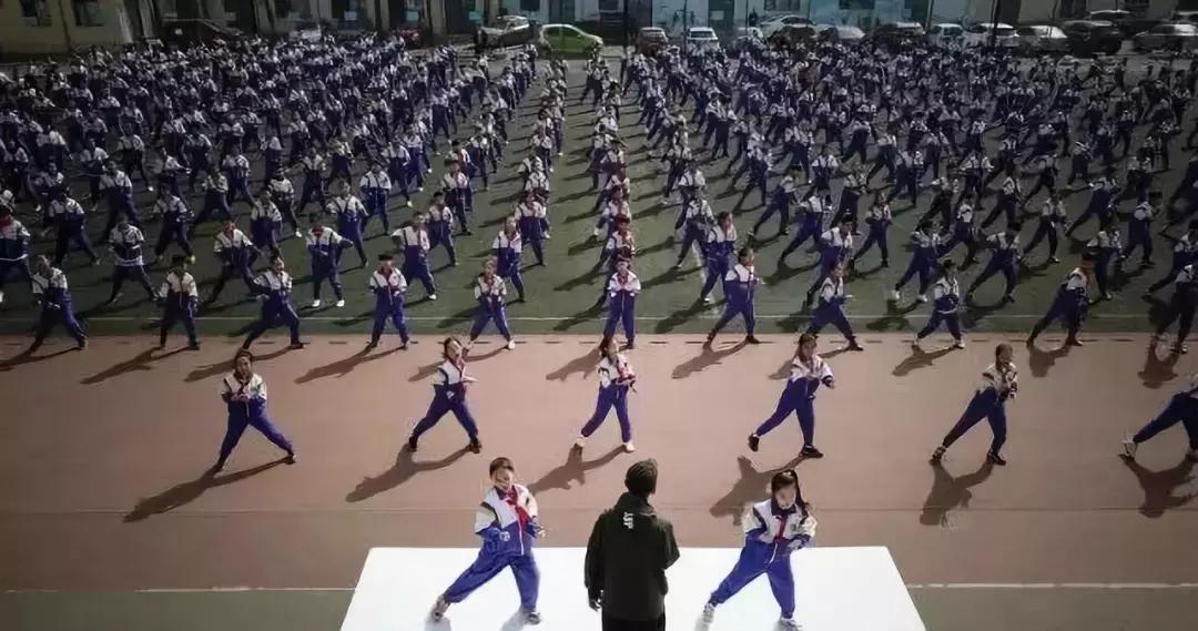 厉害啦！校长领舞，天津这所小学课间操火了！~落户天津落户联盟