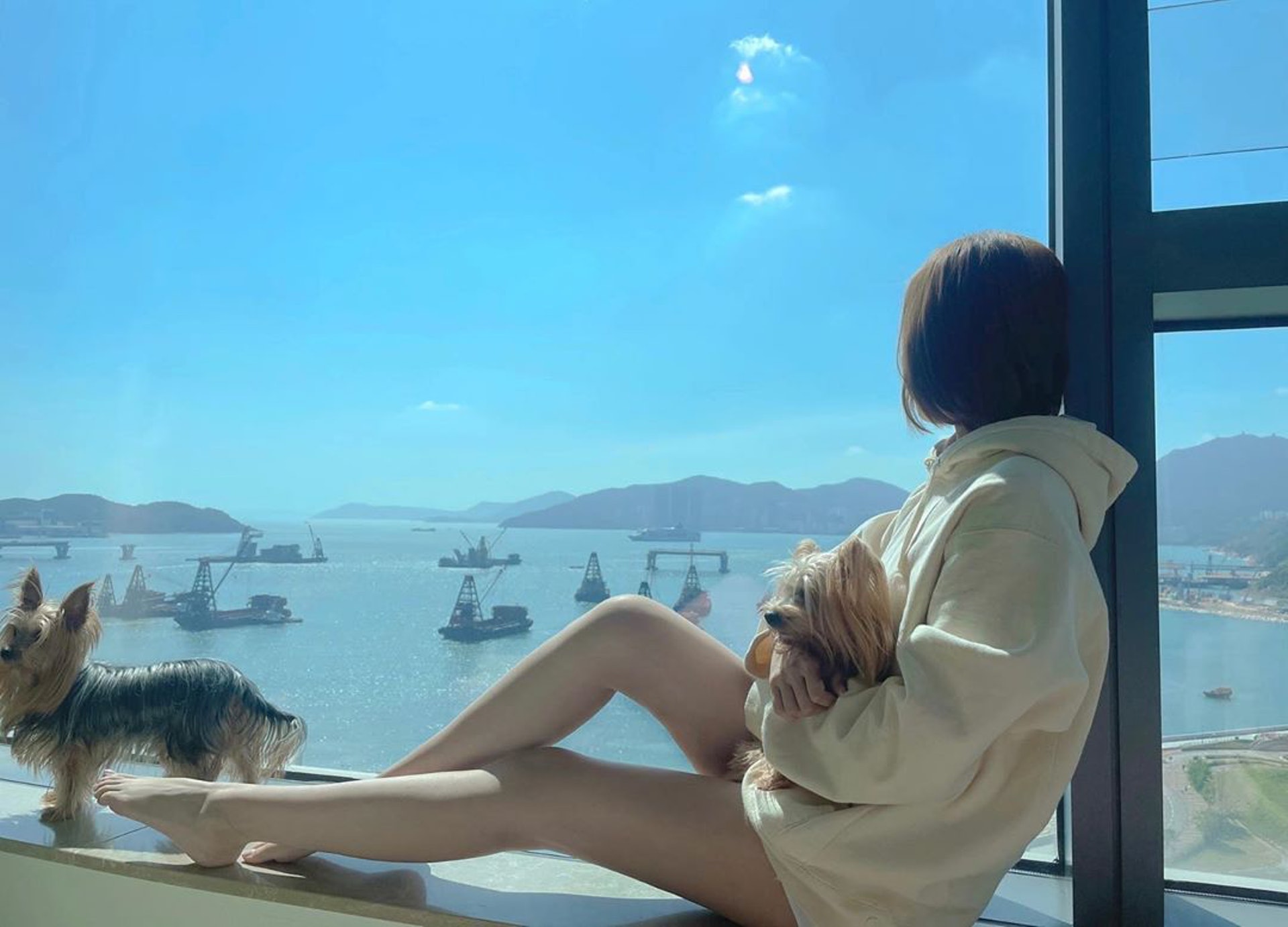 乔迁新居!冯盈盈搬入2300万海景房,携妈妈买折扣家具添新房