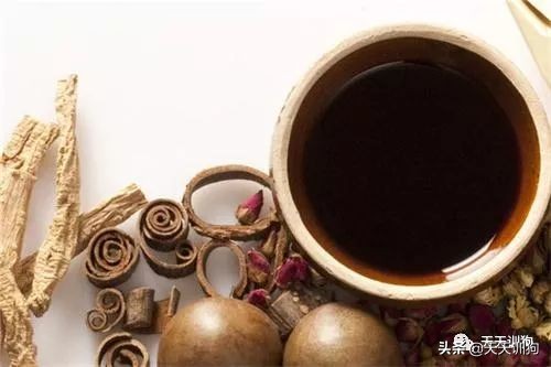 狗狗拉稀腥臭呕吐没精神,泰迪狗狗拉稀精神很好