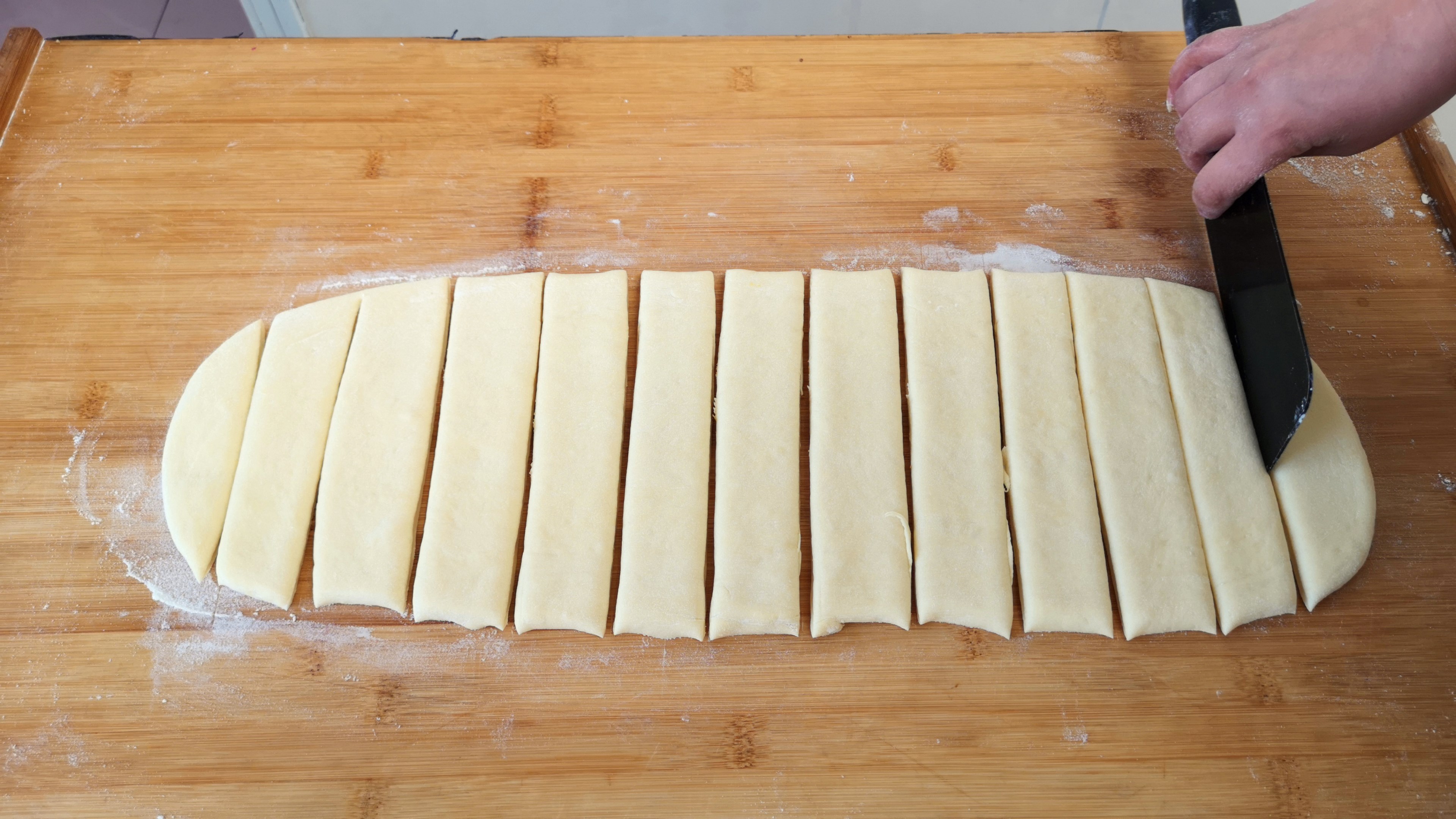 怎样做奶香油条才好吃简单又松软,复配油条膨松剂怎么做奶香小油条