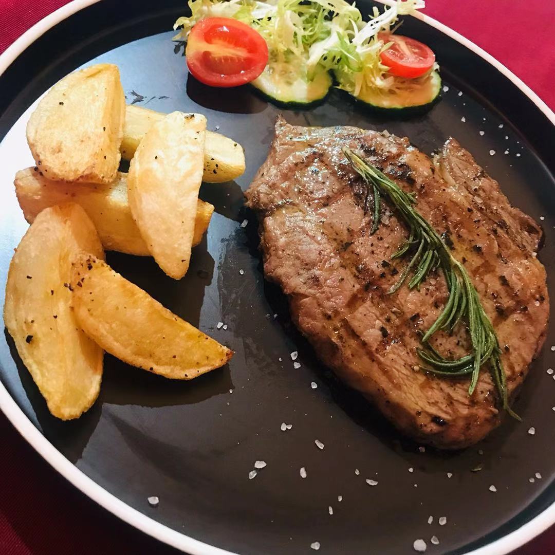 这家意大利西餐厅老板亲自主厨，开了9年，不少青岛人都吃过