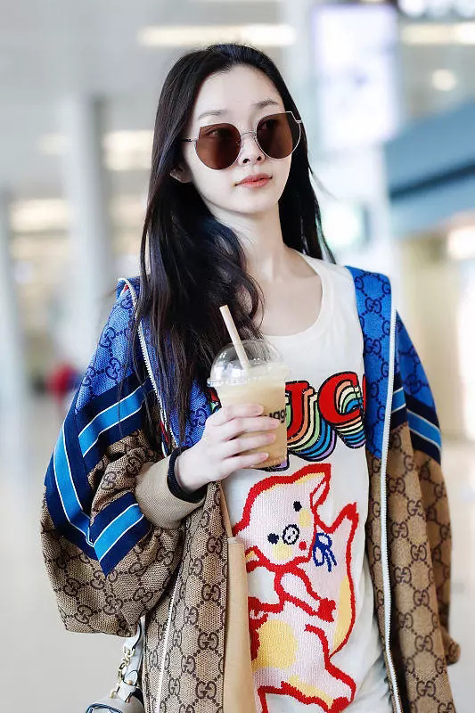 ​宋轶一路走红衣品提升很快！运动风衣+T恤小白鞋，又休闲又甜美