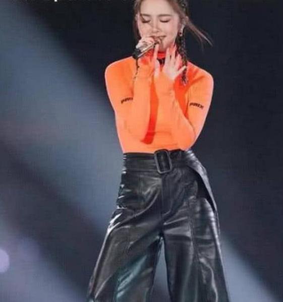 邓紫棋的皮裤怎么穿好看,邓紫棋黑色紧身弹力裤穿搭