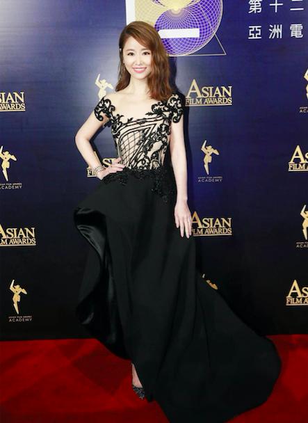 林心如穿露肩礼服,林心如惹争议穿紧身衣出席活动