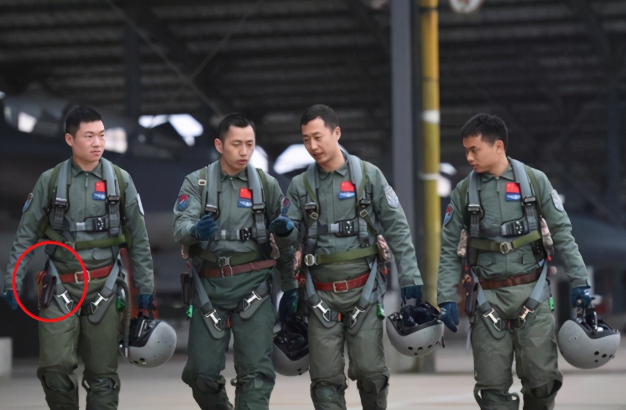 美军飞行员武器,美军飞行员携带的自卫枪械