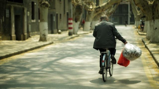 “人老了，儿女不赡养老人怎么办？”4位老人给出4种方法，聪明