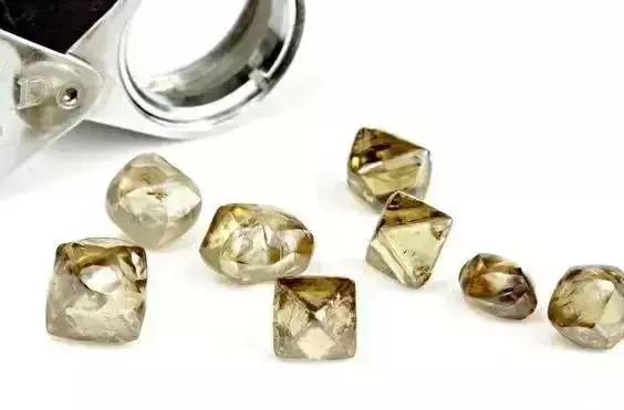 钻石的原石原来长这样,钻石的原石是特别的轻又硬