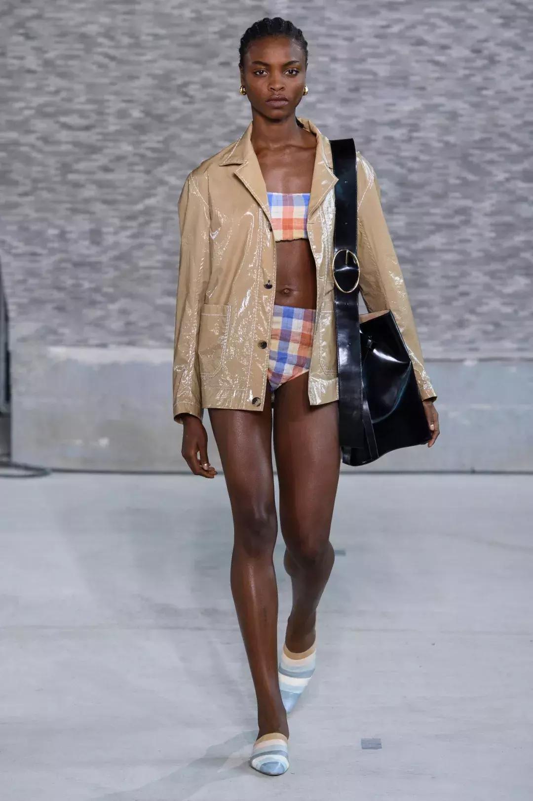 今年爆款皮毛一体女装,高档红色皮毛一体女装新款