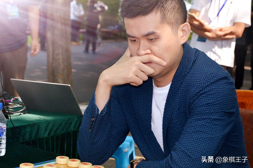 世界上下象棋最高的人,象棋第一人王天一对决