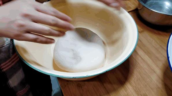 懒人凉皮面糊要注意什么,平底锅凉皮做出来发粘开裂